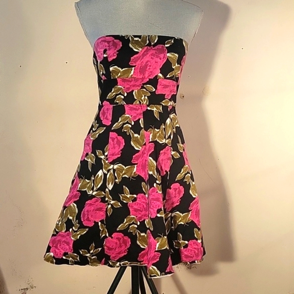 Twenty-One Woman's Strapless Roses on Black Mini Dress Size: M